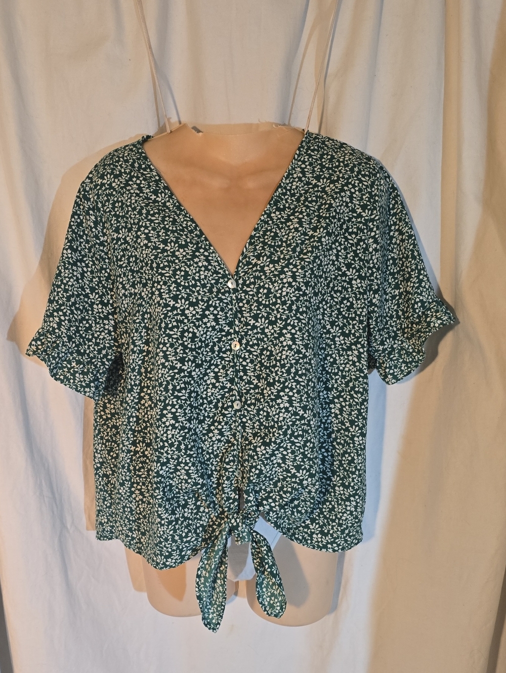 West Kei Green Floral Button-Front Tie Hem Blouse Size S.